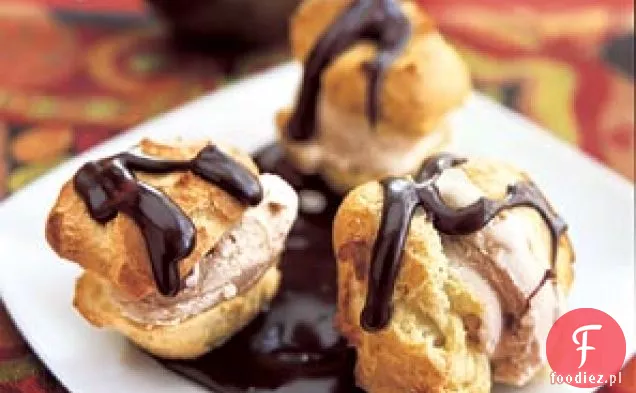 Lody orzechowe Profiteroles z ciepłym sosem Kahlua