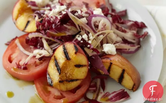 Sałatka z pomidorów, Radicchio i grillowanej brzoskwini z olejem bazyliowym