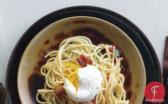 Peppery Pasta Carbonara z gotowanym jajkiem