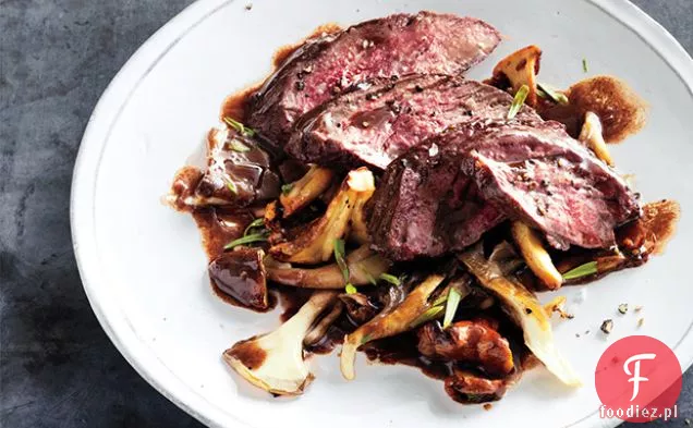 Stek z pieczarkami i sosem z czerwonego wina