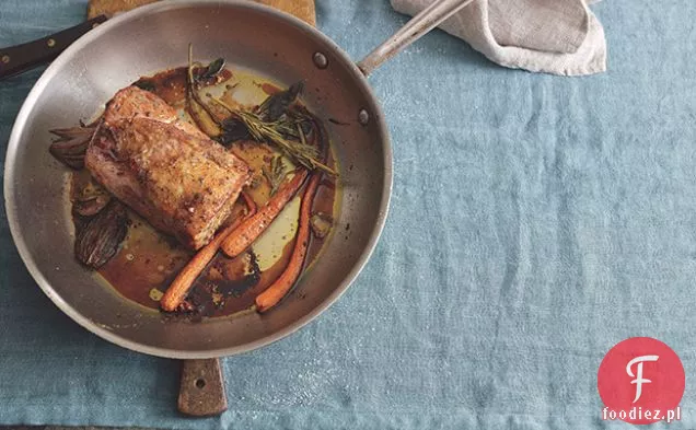 Pieczona wieprzowina z szałwią, rozmarynem i czosnkiem