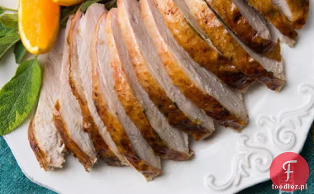 Cytrusowo-szałwiowa Pieczona pierś indyka z sosem: mały tłum