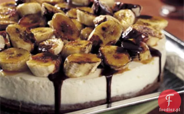 Czekoladowy tort Brownie z musem z białej czekolady i karmelizowanymi bananami