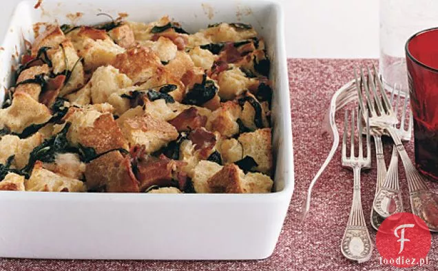 Rukola, boczek i budyń chlebowy Gruyère