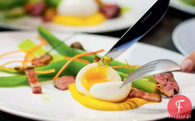 Nowoczesna Salada Lyonnaise z porami, Lardonami i Oeuf Mollet
