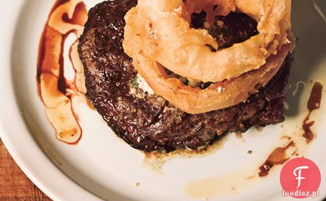 Stek z Rib-Eye z masłem z sera pleśniowego i krążkami cebuli Walla Walla