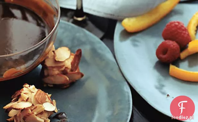 Czekoladowe Fondue z kandyzowaną skórką pomarańczową, malinami i migdałowymi Makaronikami