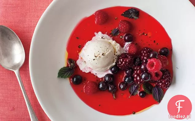 Gazpacho jagodowe mieszane z bazylią