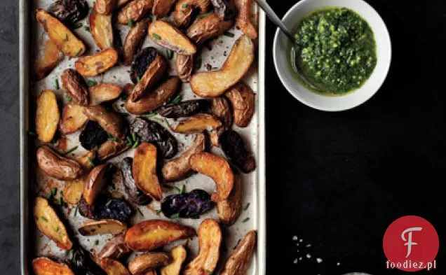 Pieczone ziemniaki Fingerling ze szczypiorkiem Pesto