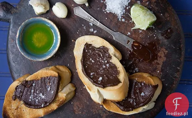 Czekoladowo-czosnkowe Mojo z tostowym chlebem kubańskim (Tostadas de Pan Cubano con Mojo de Chocolate)