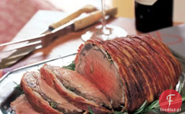 Pieczona polędwica wołowa zawinięta w boczek