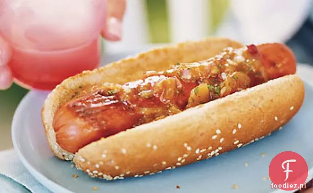 Grillowane Hot dogi z chutneyem z Mango i czerwoną cebulą