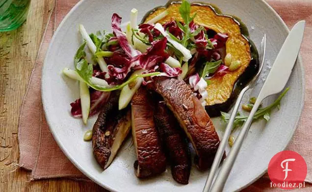 Sałatka z pieczonego żołędzia i grzybów Portobello z pestkami dyni, jabłkami