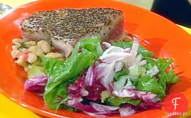 Stek z tuńczyka au Poivre z białą fasolą i sałatką z gorzkiej zieleni