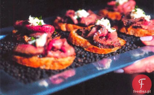 Stek z papryką z kremem chrzanowym na grillowanym czosnku Crostini