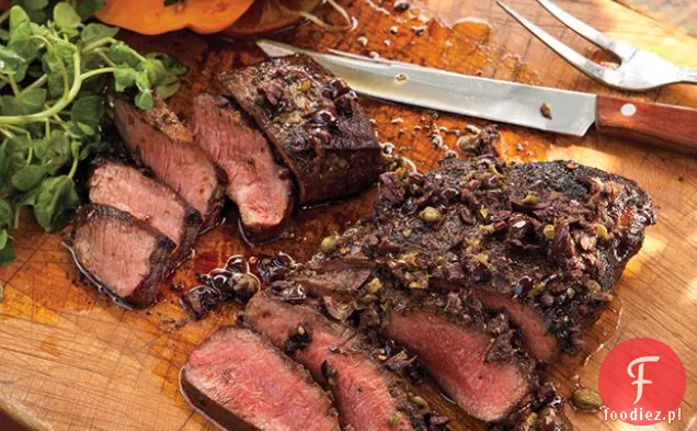 Grillowane steki Flatiron z pomidorami i Tapenadą