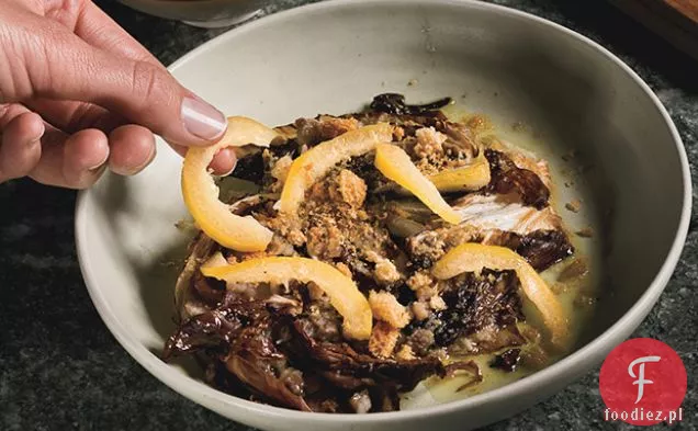 Pieczony Radicchio z winegretem anchois, konserwowaną cytryną i bułką tartą