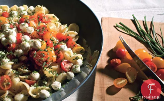 Orecchiette ze świeżą mozzarellą, pomidorami winogronowymi i szczypiorkiem czosnkowym