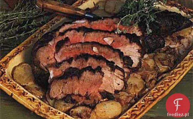 Pieczona noga jagnięca z ziemniakami i cebulą