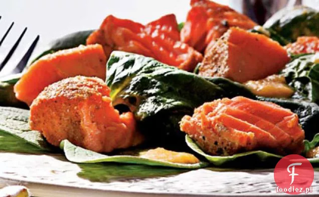 Grillowana Sałatka z łososia i szpinaku z sosem brzoskwiniowym