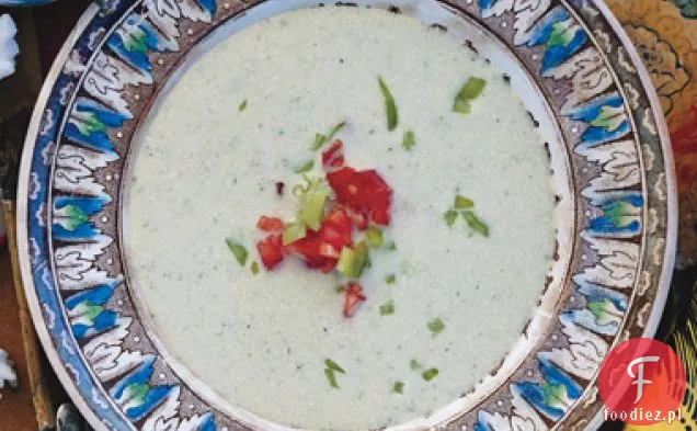 Zupa zimnego ogórka i Cubanelle z nerkowcami i szczypiorkiem