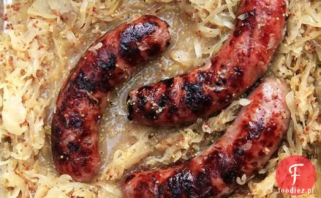 Grillowana Kiełbasa z piwem, musztardą i kiszoną kapustą