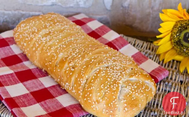 Stromboli z oliwkami, suszonymi pomidorami, szynką, Salami i serem