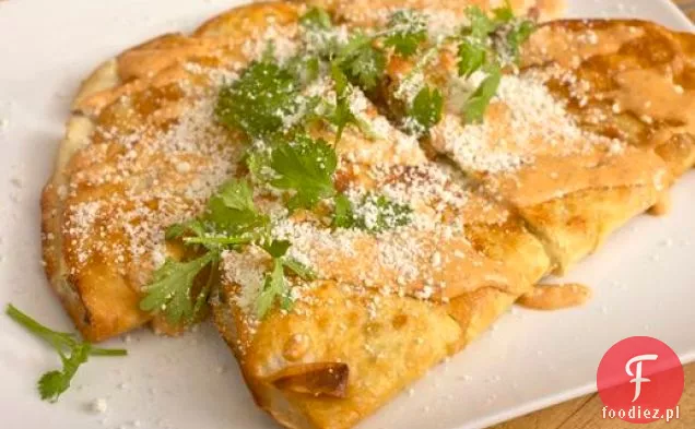Quesadilla Fritas (smażone Quesadillas) z marynowanymi Jalapeños, kolendrą i Chipotle Crema