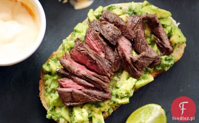 Grillowany stek, awokado i pikantne kanapki Crema