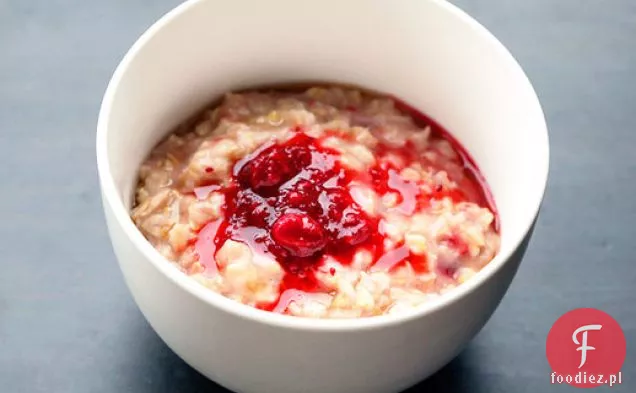 Wegańskie: tosty owsiane z syropem klonowym, Żurawina, i maliny