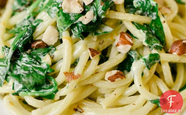 Spaghetti Z Mascarpone, Cytryną, Szpinakiem I Orzechami Laskowymi