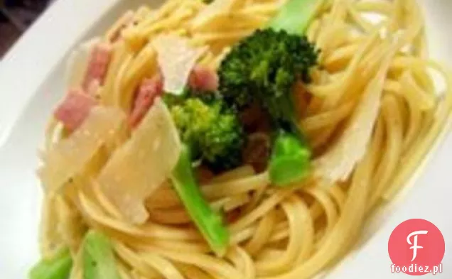 Meat Lite: Spaghetti z czosnkiem, brokułami i szynką