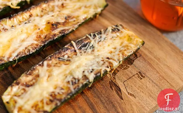 Grillowanie: cukinia z parmezanem i czosnkowym olejem Chili