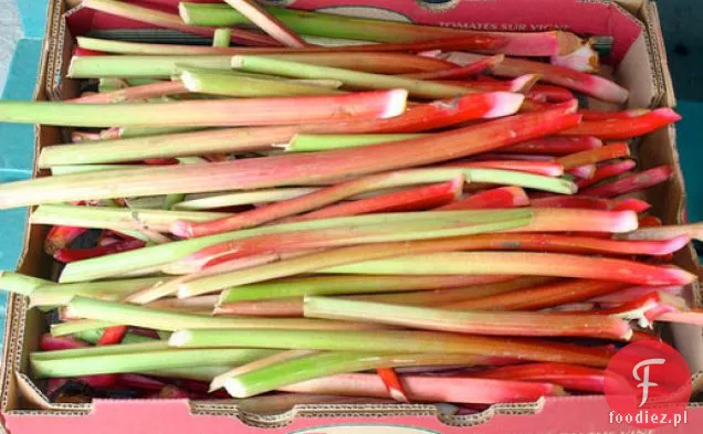 Ugotuj książkę: ciasto z rabarbarem z serem śmietankowym ze świeżymi truskawkami