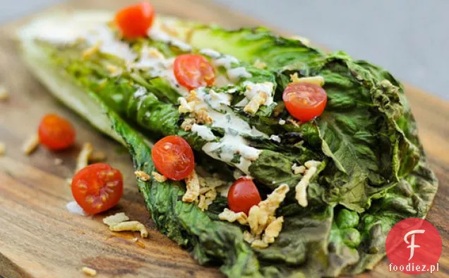 Grillowanie: Sałatka Rzymska z pikantnym Ranczem, pomidorami i smażoną cebulą