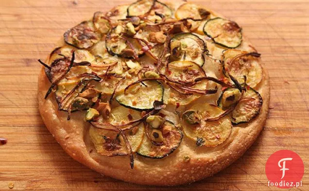 Łatwa Pizza Pan z cukinią, czerwona cebula, i pistacje (Wegańskie)