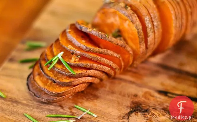 Grillowane bataty Hasselback z rozmarynem i czosnkiem