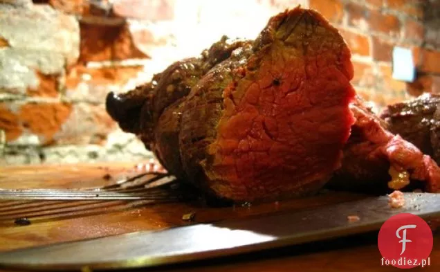 Ugotuj książkę: pieczona polędwica wołowa z sosem maślanym z czerwonego wina