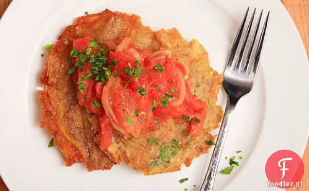 Patacones Con Hogao (smażone plantany w stylu kolumbijskim z sosem pomidorowo-cebulowym)