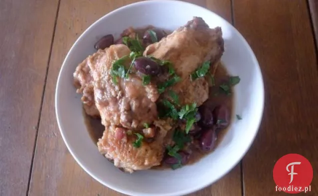 Sztuka jedzenia smażonego kurczaka z pomidorami i oliwkami