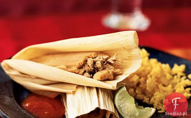 Wieprzowina i Ancho Chile Tamales z meksykańskim czerwonym sosem