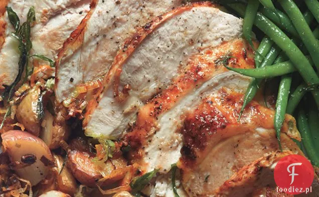 Pieczona pierś z indyka z ziemniakami, fasolką szparagową i sosem z musztardy