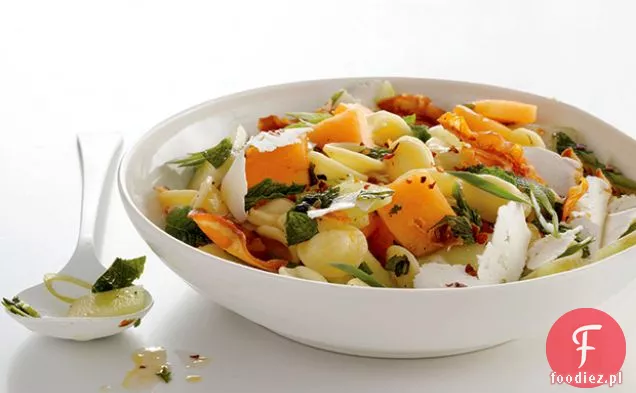 Sałatka makaronowa z melonem, pancettą i ricottą Salata