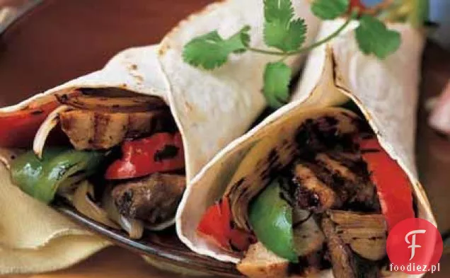 Fajitas z wołowiny i kurczaka z papryką i cebulą
