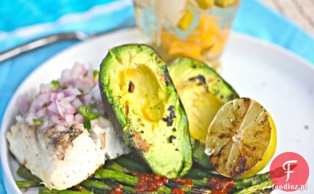 Grillowany Halibut z pikantną czerwoną cebulą, awokado, szparagami i Chipotle Vinaigrette