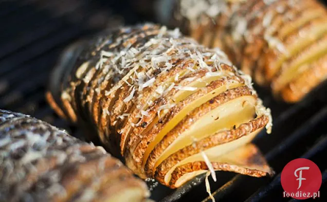 Grillowanie: ziemniaki Hasselback z czosnkiem i parmezanem
