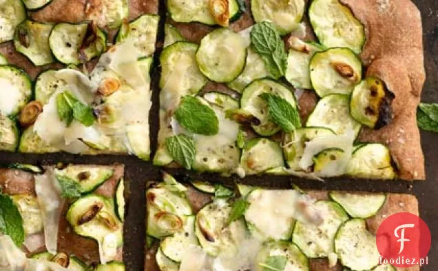 Pizza z cukinią, cebulką i parmezanem