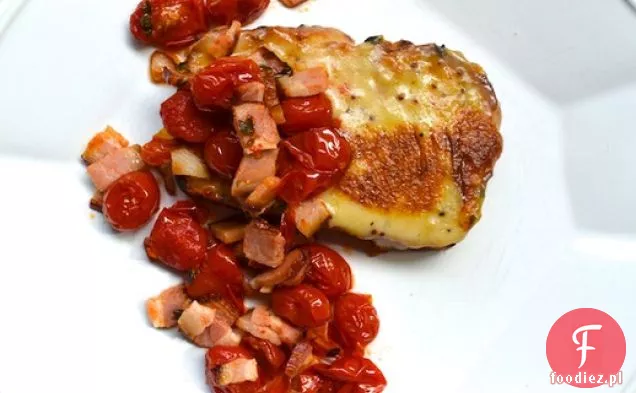 Walijski Rarebit i pomidory pieczone na boczku na chlebie piwnym Cheddar