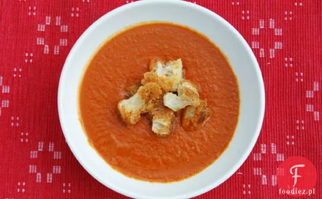 Zupa pomidorowa zapiekana z brązowego cukru z grzankami Cheddar