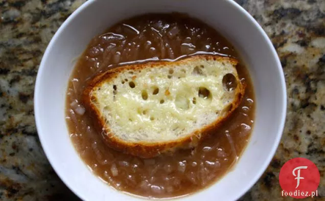 Karmelizowana Balsamiczno-czerwona zupa cebulowa z grzankami z serem